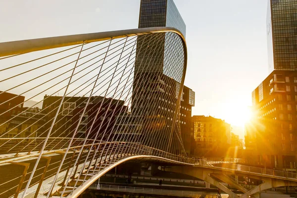 İspanya 'nın Bilbao kentindeki Zubizuri köprüsünde gün batımı