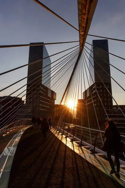İspanya 'nın Bilbao kentindeki Zubizuri köprüsünde gün batımı