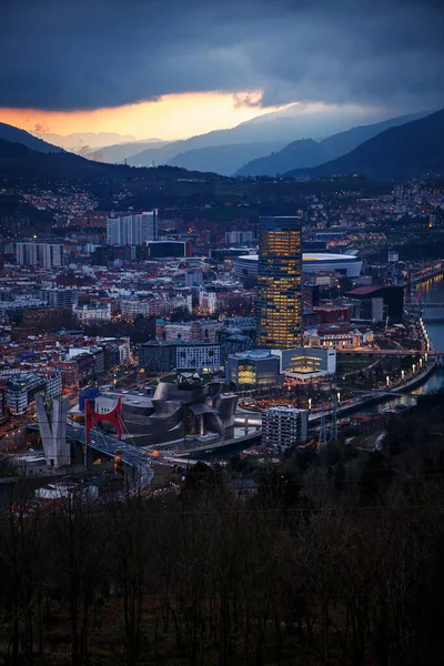 İspanya 'nın Bask bölgesindeki Bilbao şehrinde alacakaranlık. Dağlar arasındaki kasaba