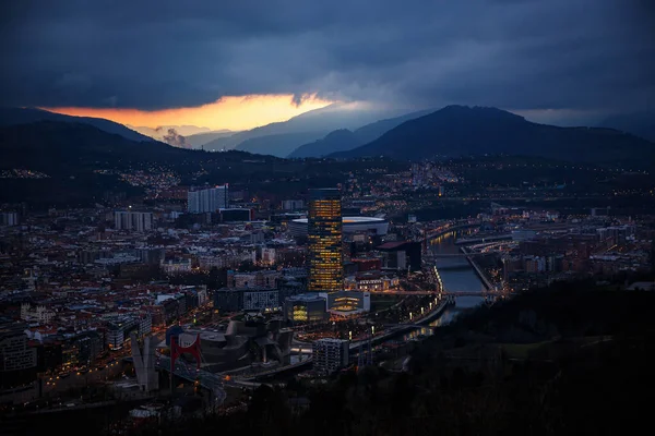 İspanya 'nın Bask bölgesindeki Bilbao şehrinde alacakaranlık. Dağlar arasındaki kasaba
