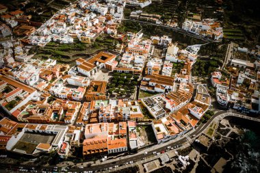 Okyanus kıyısında güzel bir kasaba. Seyahat konsepti, Tenerife tatili