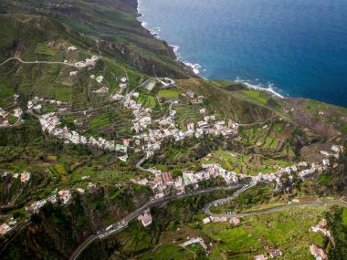 Okyanus kıyısındaki köy. Tenerife adasındaki Anaga parkında küçük bir kasaba.