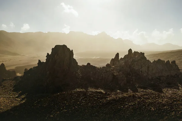 Rocky Çölü, dünya dışı manzara manzarası. Teide Ulusal Parkı 'nda Roque Cinchado, Tenerife, Kanarya Adaları, İspanya
