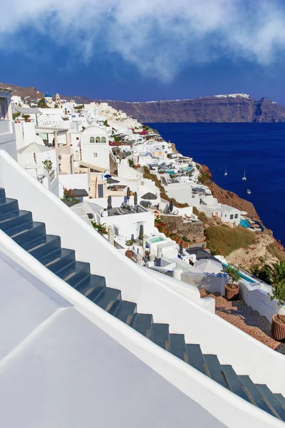 Traditionele Griekse Witte Huizen Aan Kust Van Santorini Bij Egeïsche — Stockfoto