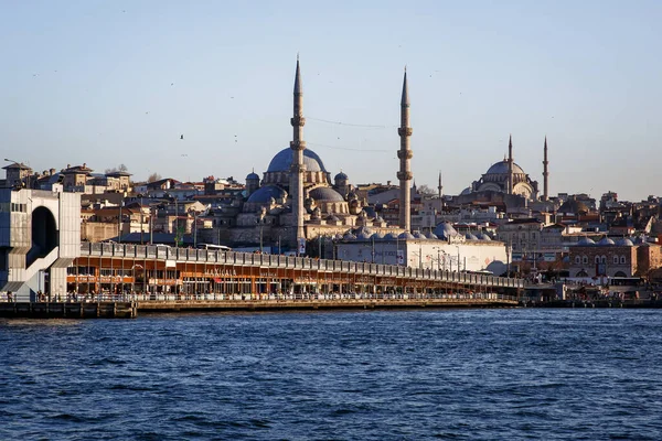 İstanbul, Türkiye - 08 Nisan 2022: Poscovid İstanbul manzarası. Galata Köprüsü