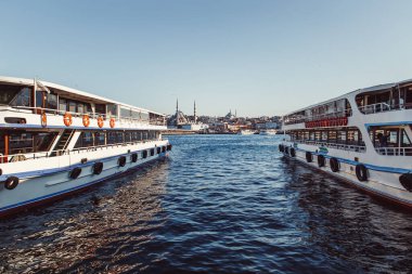 İstanbul 'daki toplu taşıma. İnsanları nakletmek için tekne ve feribot.