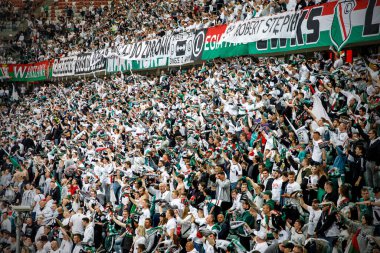 WARsaw, POLAND - Mayıs 06, 2022: Polonya Ligi futbol maçı sırasında Legia Varşova futbol kulübü taraftarları. Stadyumun tribününü destekle