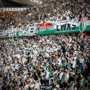 WARsaw, POLAND - Mayıs 06, 2022: Polonya Ligi futbol maçı sırasında Legia Varşova futbol kulübü taraftarları. Stadyumun tribününü destekle