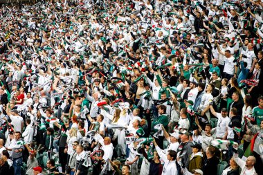 WARsaw, POLAND - Mayıs 06, 2022: Polonya Ligi futbol maçı sırasında Legia Varşova futbol kulübü taraftarları. Stadyumun tribününü destekle