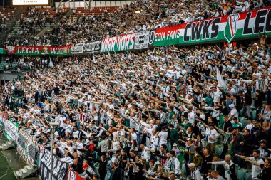 WARsaw, POLAND - Mayıs 06, 2022: Polonya Ligi futbol maçı sırasında Legia Varşova futbol kulübü taraftarları. Stadyumun tribününü destekle