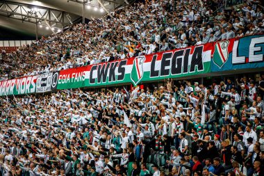 WARsaw, POLAND - Mayıs 06, 2022: Polonya Ligi futbol maçı sırasında Legia Varşova futbol kulübü taraftarları. Stadyumun tribününü destekle