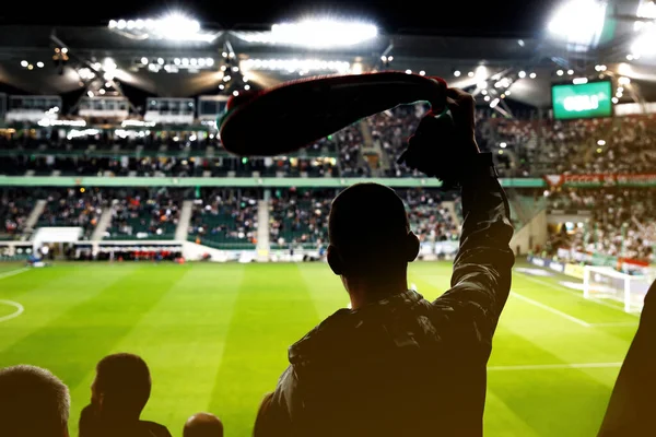 Futebol Comemorando Gol Sua Equipe Favorita Com Mãos Levantadas Cachecol — Fotografia de Stock