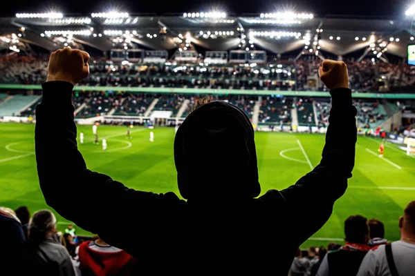 Focirajongó Felemelt Kézzel Stadionban Kedvenc Csapatmeccse Alatt — Stock Fotó