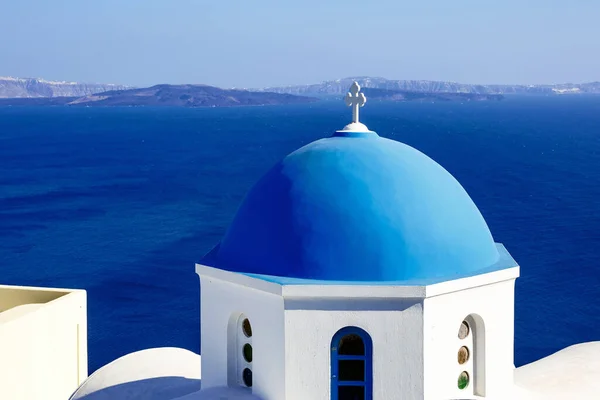 그리스 산토리니에 있는오이아에 파란색 바다가 그리스 정교회 — 스톡 사진