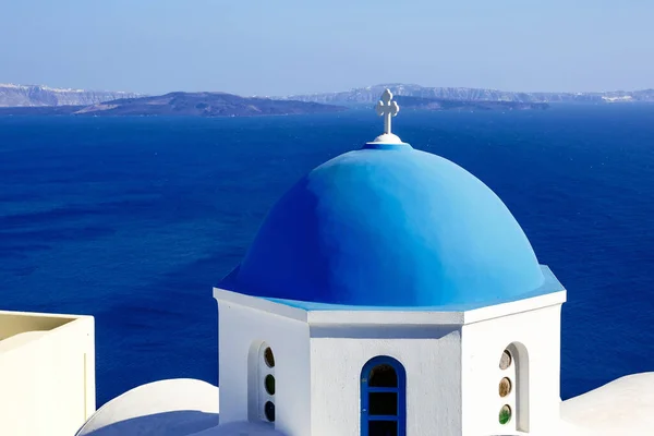 Iglesia Ortodoxa Griega Con Cúpula Azul Mar Oia Santorini Grecia Fotos De Stock