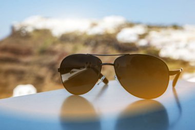 Tatil konsepti. Turistik şehir geçmişi olan havacı güneş gözlükleri..