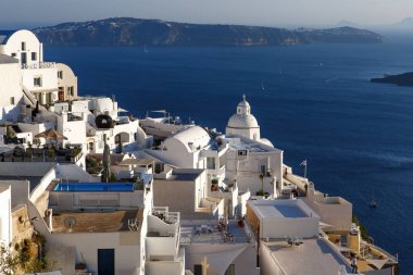 Yunanistan 'ın Santorini adasının deniz kıyısındaki beyaz Yunan evleri.