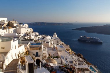 Yunanistan 'da Santorini sokaklarında yürümek.