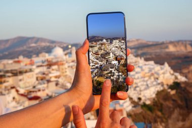 Tatilde fotoğraf çekmek için akıllı telefon kamerası kullanmak.