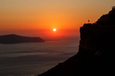Yunanistan 'ın Santorini adasında Ege Denizi üzerinde gün batımı