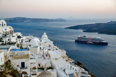 Yunanistan 'ın Santorini adasının deniz kıyısındaki beyaz Yunan evleri.