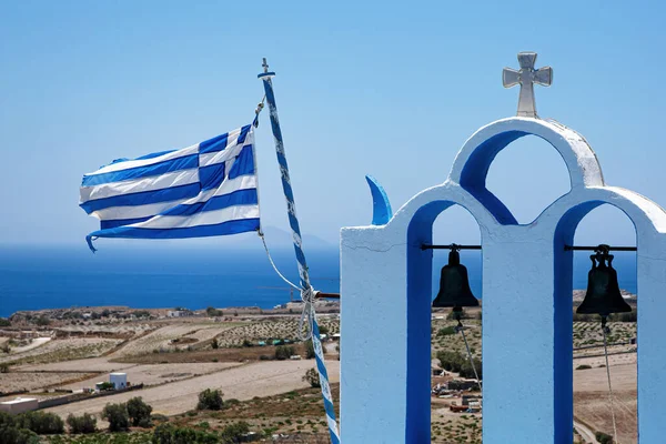 Греческий Флаг Колокольня Церкви Фоне Греческого Ландшафта — стоковое фото
