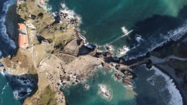 İki deniz arasındaki yarımadadaki isthmus. Adanın ve Gaztelugatxe tapınağının insansız hava aracı görüntüsü.