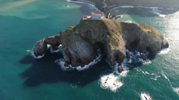 Légi Kilátás Szigetre Gaztelugatxe Templomra Észak Spanyolország Télen Drónfelvételek — Stock videók