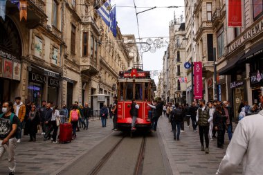 İstanbul, Türkiye - 08 Nisan 2022: Poscovid İstanbul, Istiklal Caddesi 'ndeki Kızıl tramvay