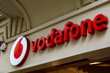 İstanbul, Türkiye - 09 Nisan 2022: Telekomünikasyon mağazası girişinde Vodafone Logosu