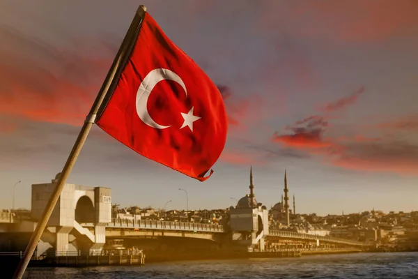 Die Türkische Flagge Weht Über Der Galata Brücke Istanbul Und — Stockfoto