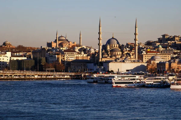 Köprüler, feribotlar ve camilerle İstanbul 'un gün batımı manzarası