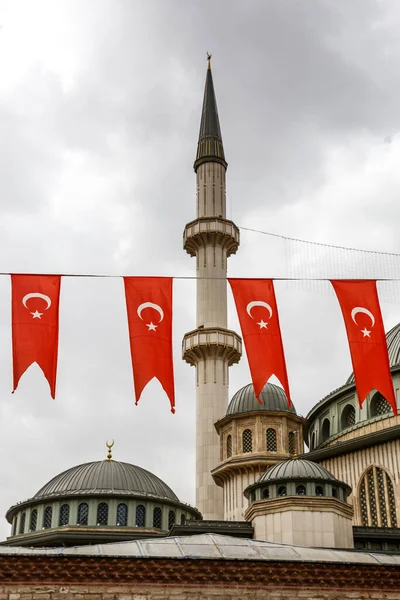 Fila Banderas Turcas Cerca Mezquita Minaretes Cielo Nublado Sobre Fondo —  Fotos de Stock