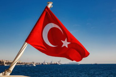 Türk bayrağı, Boğaz ve mavi gökyüzünde dalgalanıyor
