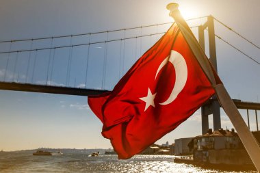 Boğaz üzerinde dalgalanan Türk bayrağı. İstanbul Boğazı Köprüsü, 15 Temmuz Köprüsü