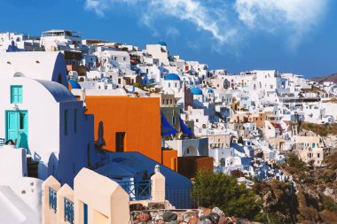 Ege Denizi yakınlarındaki Santorini kıyısındaki geleneksel Yunan beyaz evleri. Mavi gökyüzünün altındaki uçurumun oradaki köy.