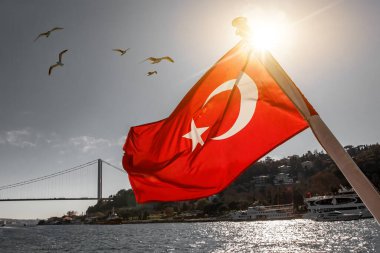 Boğaz üzerinde dalgalanan Türk bayrağı. İstanbul Boğazı Köprüsü, 15 Temmuz Köprüsü