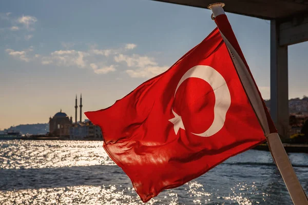 Bandera Turca Ondeando Sobre Bósforo Mezquita Ortakoy Estambul Fondo —  Fotos de Stock