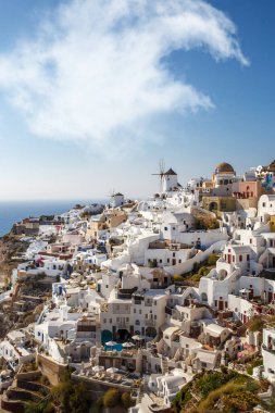 Ege Denizi yakınlarındaki Santorini kıyısındaki geleneksel Yunan beyaz evleri. Mavi gökyüzünün altındaki uçurumun oradaki köy.