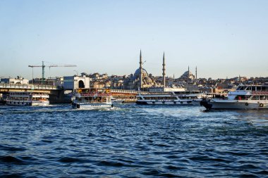 İstanbul, Türkiye - 09 Nisan 2022: Poscovid İstanbul manzarası. Galata Köprüsü