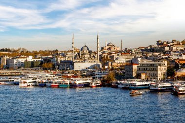 İstanbul manzarası, turist tekneleri ve Golden Horn Körfezi feribotları.