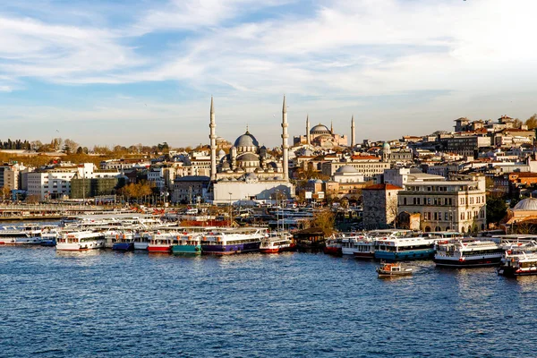 İstanbul manzarası, turist tekneleri ve Golden Horn Körfezi feribotları.