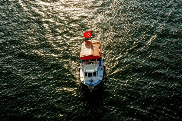 Boot Met Turkse Vlag Gaat Door Bosporus Top View — Stockfoto