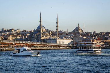 İstanbul, Türkiye - 09 Nisan 2022: Poscovid İstanbul manzarası. Galata Köprüsü