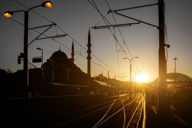 Gün batımında şehirde tramvay rayları