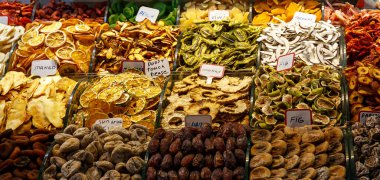 Piyasada çeşitli kurutulmuş meyvelerle tezgah