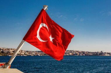 Türk bayrağı, Boğaz ve mavi gökyüzünde dalgalanıyor