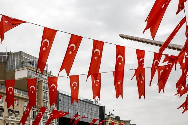 Die Reihe Vieler Türkischer Flaggen Gegen Bewölkten Himmel — Stockfoto