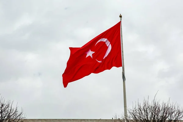 Türkische Flagge Gegen Bewölkten Himmel Schwenken — Stockfoto