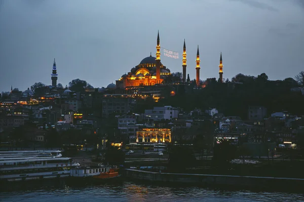 Мечеть Сулеймание Огнями Вечернее Время Фоне Стамбула Турецкий Город Ночью — стоковое фото
